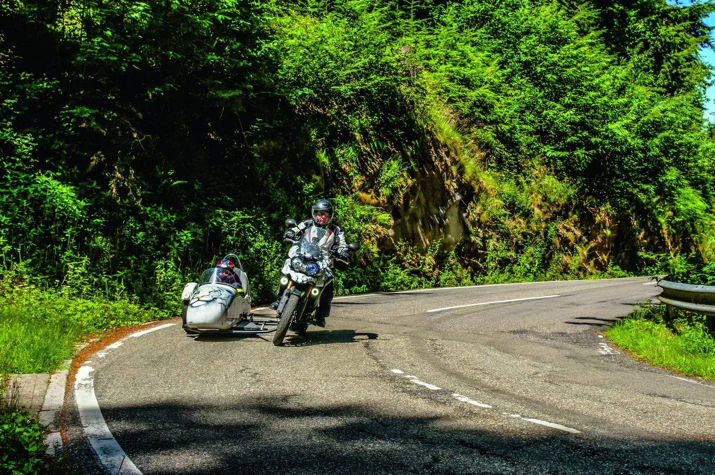 Motorradgespann in einer Felsdurchfahrt unterhalb von Schloss Eberstein
