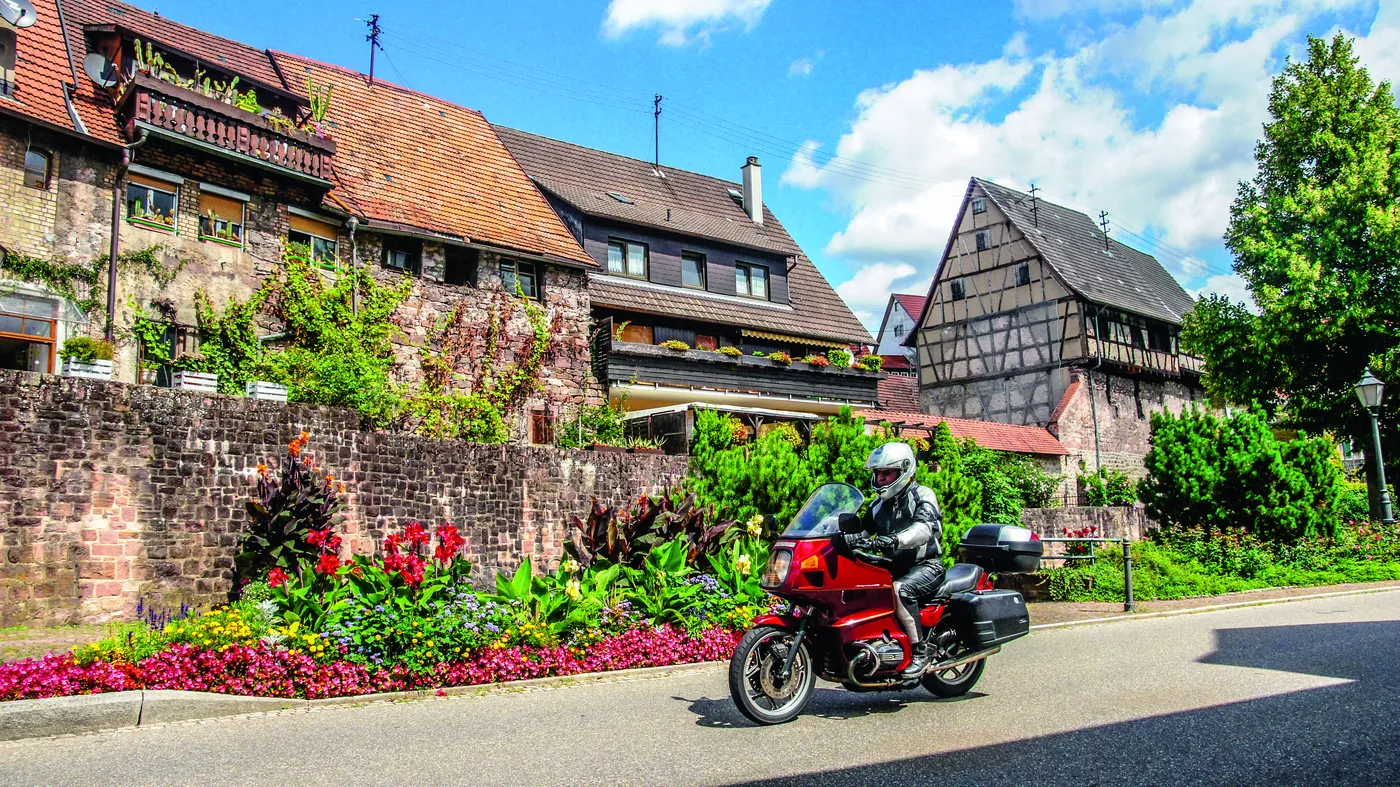 Motorrad vor Fachwerkhäusern in der Altstadt von Gernsbach