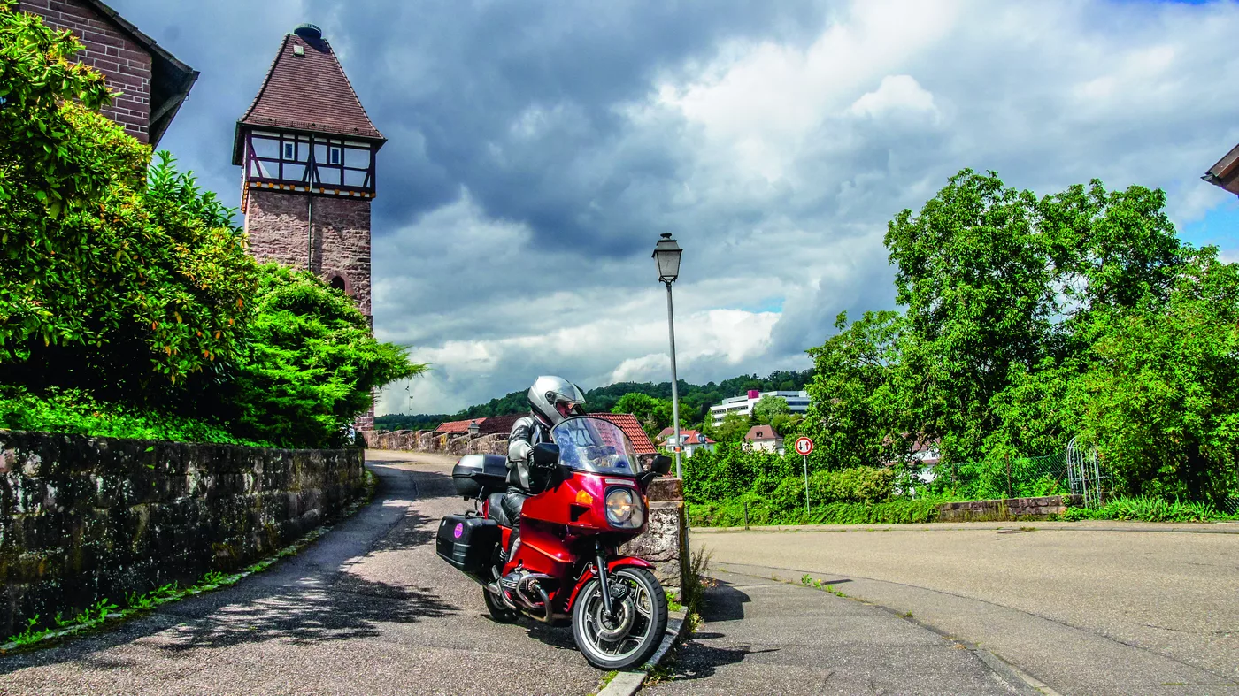 Motorrad an einem historischen Torturm in Gernsbach
