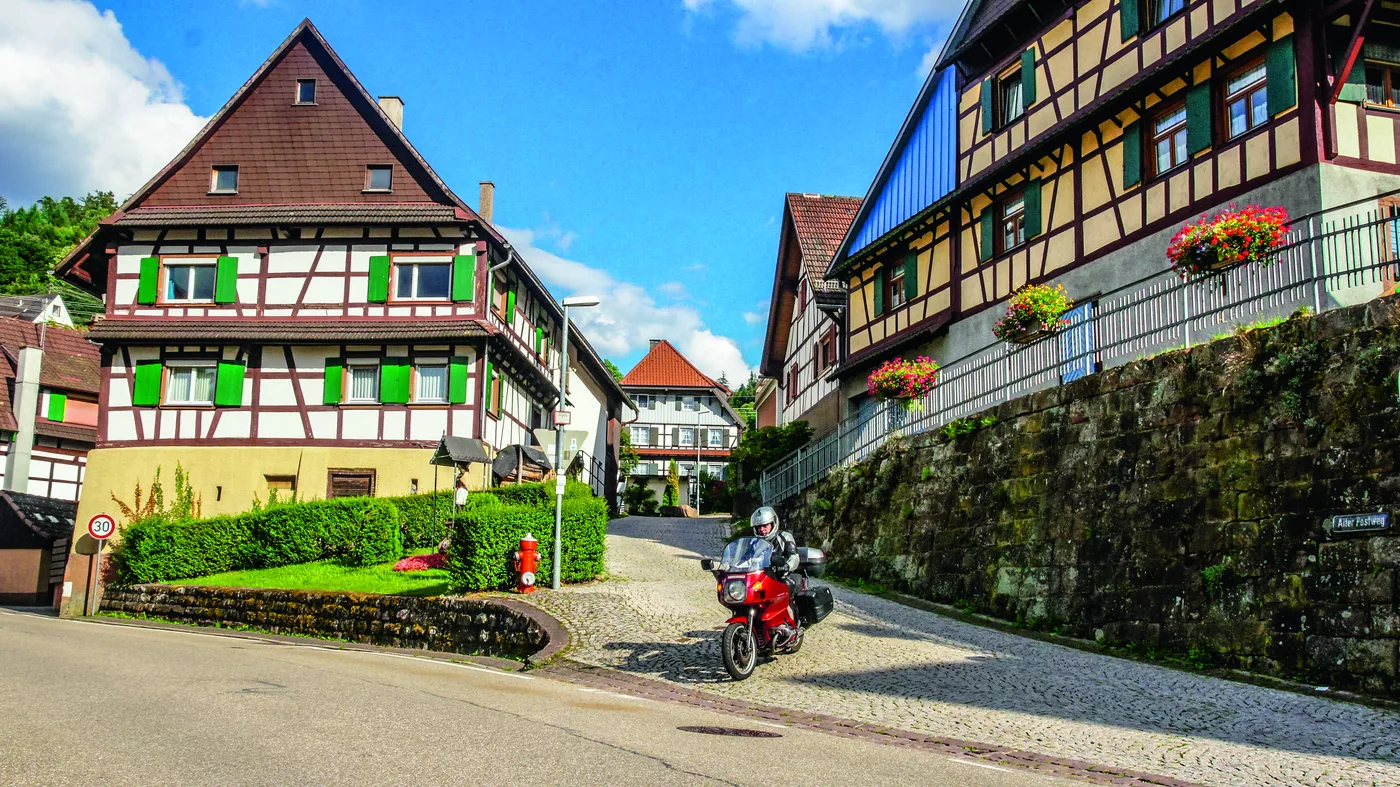 Motorrad in der Dorfstraße von Reichental im Murgtal