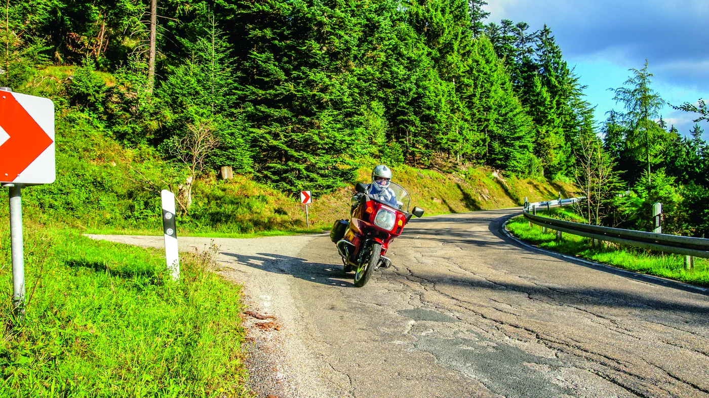 Motorrad in einer Kehre auf dem Weg von Weisenbach nach Kaltenbronn