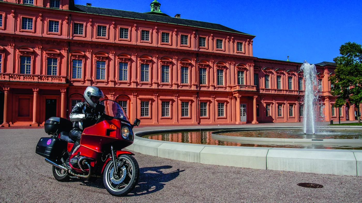 Motorrad vor dem rosafarbenen Barockschloss Rastatt